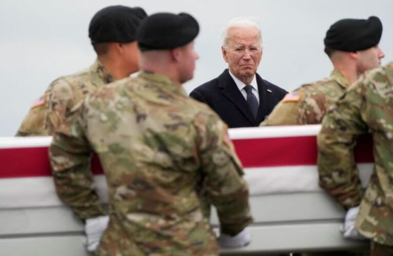 លោក Joe Biden បង្ហាញវត្តមានទទួលអដ្ឋិធាតុ សពទាហានអាមេរិកទាំង៣រូប ដែលបានស្លាប់នៅហ្ស៊កដានី