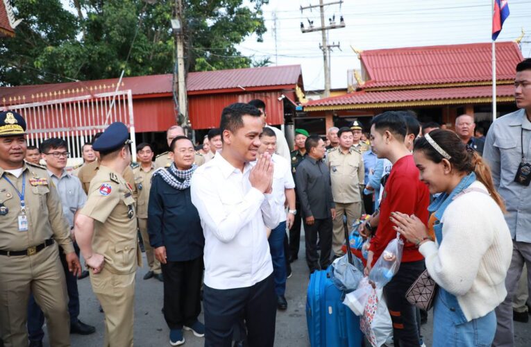 ឯកឧត្តមអភិសន្តិបណ្ឌិត ស សុខា អញ្ជើញទទួល និងសួរសុខទុក្ខបងប្អូនពលករខ្មែរវិលពីប្រទេសថៃ